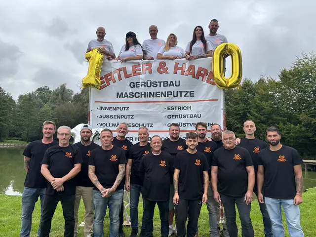 Das Team der Ertler & Harb Bau GmbH feiert in Gnas sein 10-jähriges Firmenjubiläum gemeinsam mit Gästen, Partnern und langjährigen Mitarbeitern. | Foto: Ertler & Harb