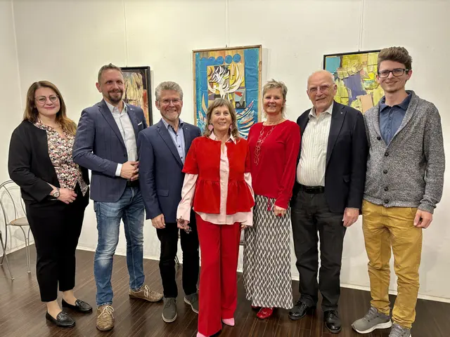 Von links nach rechts: Gemeinderätin Olivera Stojanovic, Gemeinderat Ingo Spindler, Markus Nöttling, Künstlerin Sonja Dieplinger, Corinna Hölzl, Klaus Brandhuber sowie Johannes Nöttling. | Foto: MeinBezirk/Traxler