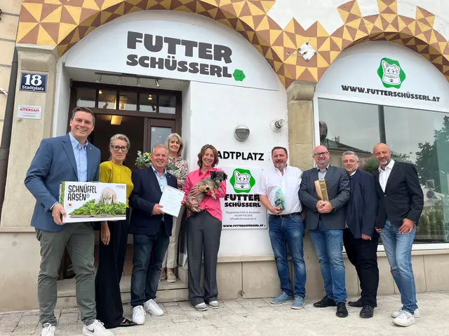 Bürgermeister Christoph Kaufmann (ÖVP), Gemeinderätin Lisa Heigl-Rajchl (ÖVP), Wirtschaftsstadtrat Leopold Spitzbart (ÖVP), FiW-Bezirksvorsitzende Martina Polndorfer, Unternehmerin Tina Sigala, Stadtmarketing-Geschäftsführer Stefan Gabritsch, WKNÖ-Außenstellenobmann Markus Fuchs, Ortsvorsteher Martin Trat (ÖVP) und WKNÖ-Außenstellenleiter Friedrich Oelschlägel.
 | Foto: Claudia Sauer