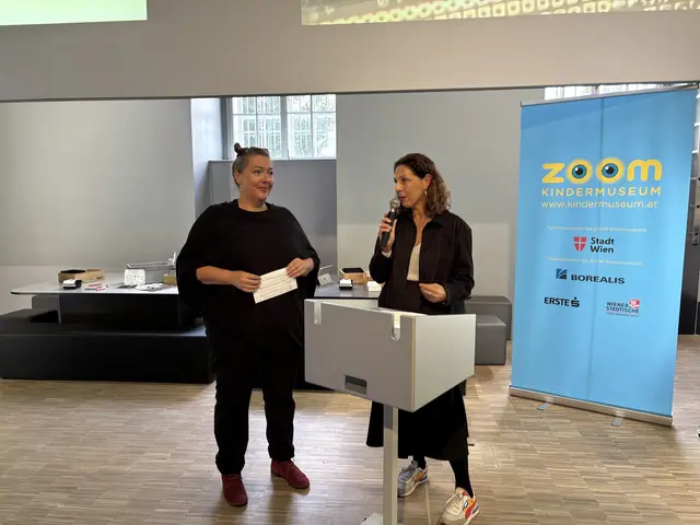Bereichsleiterin und Kuratorin des Trickfilmstudios, Barbara Kaiser (links), hat mit Direktorin Andrea Zsutty den neuen KI-Workshop präsentiert.  | Foto: Nicole Gretz-Blanckenstein/MeinBezirk