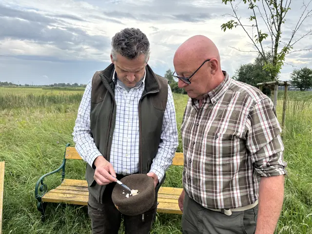 Jäger und Naturschützer: Bernhard Takacs und Erwin Mirth (rechts). | Foto: Elisabeth Kloiber