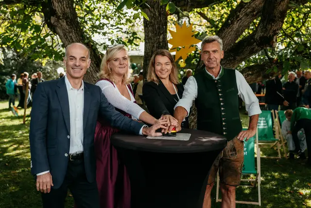 Ulrich Streibl, CEO oekostrom AG, Grundstückseigentümerin Christiane Gramiller, Elisabeth Reinthaler, Projektleiterin PV-Produktion oekostrom AG, und Bürgermeister Manfred Feichtinger. | Foto: David Wedenig/1000things