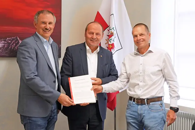 Mit 1. Oktober zeichnet die Fernpassstraße GmbH für die Erhaltung und Verwaltung sowie alle Investitionen auf der B 179 Fernpassstraße verantwortlich. Von li.: Klaus Gspan, Vorstand der Fernpassstraße GmbH, LHStv Josef Geisler, Günter Guglberger, Vorstand der Abt. Landessstraßen und Radwege. | Foto: Land Tirol/Reiter