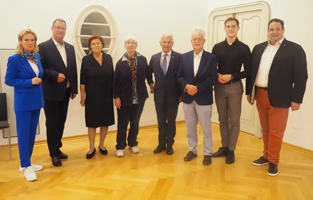 Julia Stampf, Ivanka Weber und Karl Dienelt feierten ihre 80. Geburtstage (v.l.). Bürgermeister Johann Zeiner, Vizebürgermeisterin Michaela Haidvogel sowie die Gemeinderäte Erik Baldassari, Michael Capek und Markus Waldner gratulierten den Geburtstagskindern. | Foto: Marktgemeinde Maria Enzersdorf