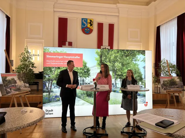 Bezirksvorsteher Thomas Steinhart, Mobilitätsstadträtin Ulli Sima (beide SPÖ) und Neos-Mobilitätssprecherin Angelika Pipal-Leixner (v.l.) präsentierten die Pläne für die neue Simmeringer Hauptstraße.  | Foto:  Luca Arztmann/MeinBezirk