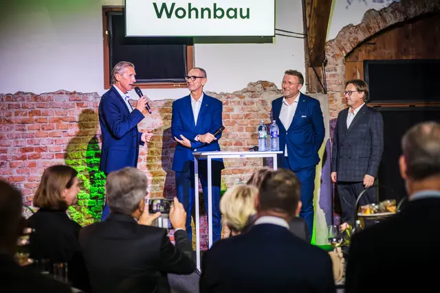 Die drei ÖWG-Vorstände Christian Krainer, Hans Schaffer und Andreas Pötsch sprachen mit Moderator Oliver Zeisberger (l.) beim Jubiläumsfest über Zukunfsthemen wie Klimaschutz und soziale Verantwortung.  | Foto: 4Events