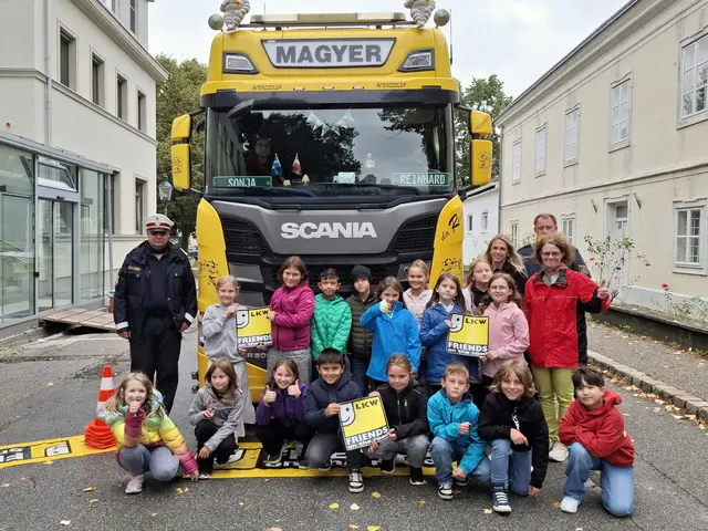 3. Klasse: Abteilungsinspektor Patrick Tomek, Lisa Linzer (Transportfirma Magyer), Klassenlehrerin Sabine Hollarek, Gruppeninspektor Markus Kalser sowie im Lkw sitzend Angela Mahdalicek (Transportfirma Magyer) mit den Schüler:innen der 3. Klasse Volksschule in Obersiebenbrunn. | Foto: Elke Winkler
