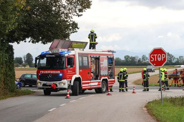 Auf der Großendorfer Straße im Gemeindegebiet von Eberstalzell stoßen am Mittwochnachmittag ein blauer Skoda und ein schwarzer VW in einer Kreuzung zusammen. | Foto: laumat.at