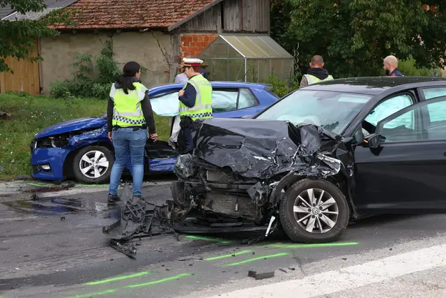 Auf der Großendorfer Straße im Gemeindegebiet von Eberstalzell stoßen am Mittwochnachmittag ein blauer Skoda und ein schwarzer VW in einer Kreuzung zusammen. | Foto: laumat.at