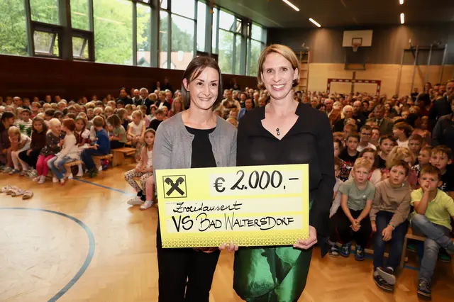 Der Elternverein stellte sich mit einem Eröffnungsgeschenk in der Höhe von 2.000 Euro ein. | Foto: Alfred Mayer