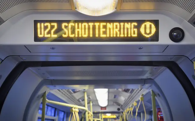 Fahrgastanzeige im Inneren einer Straßenbahn der Linie U2Z vom Typ Ulf. (Archiv) | Foto: Wiener Linien/Johannes Zinner