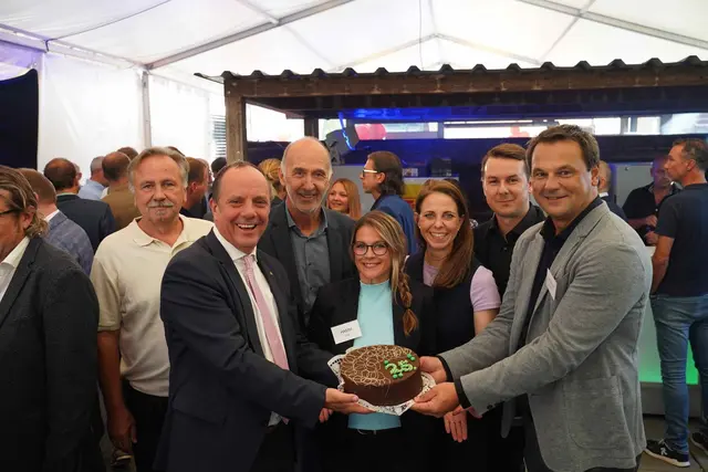 Auch eine Torte sollte beim Jubiläum nicht fehlen.  | Foto: Ingenos 