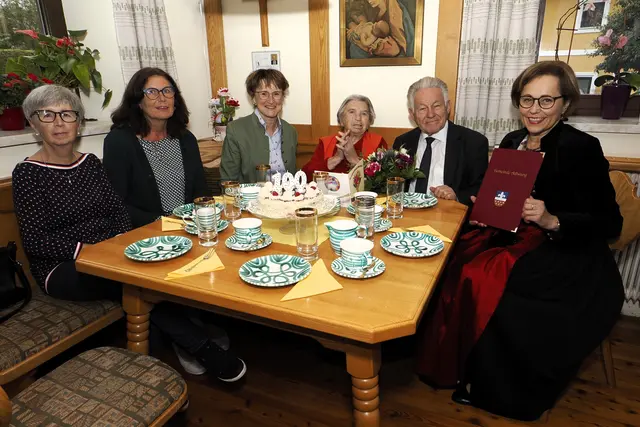 Gerti Hoflehner, Sprengelbetreuerin; Eflriede Schned, die Nichte von Frau Schwertner; die Obfrau Eva Maria Hütmeyer; die Jubilarin; Landesobmann LH a.D. Josef Pühringer und die Bürgermeisterin Adlwang Maria Achataler (v. li.). | Foto: OÖ Seniorenbund