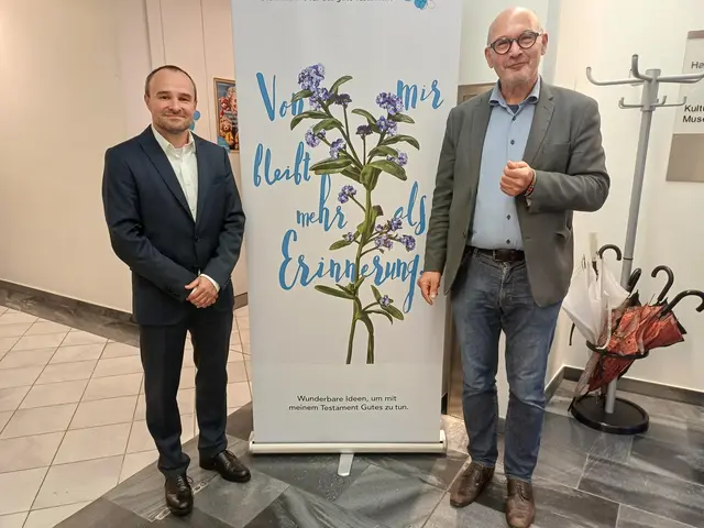 Notarsubstitut Martin Spitzer und Markus Aichelburg von der Initiative Vergissmeinnicht (v. l.) | Foto: Vergissmeinnicht