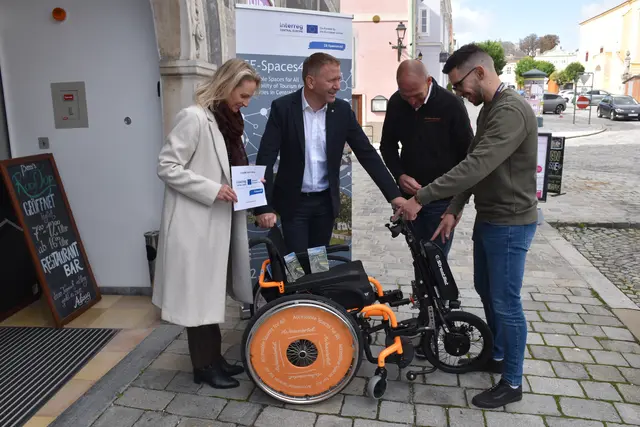 Ondřej Korda von sgrafit bike erklärt die Bedienung des neuen E-Rollstuhls. | Foto: Alexandra Goll
