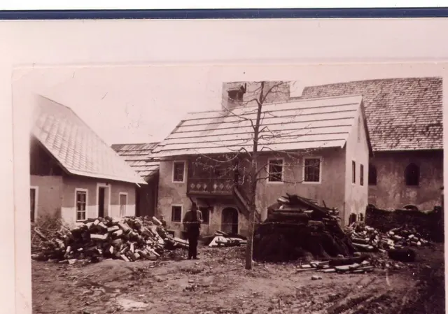 Kirchenplatz St. Stefan (1951) - die neu gepflanzte Dorflinde, rechts davon Reste der ehem. Linde, das Haus in der Mitte wurde später abgetragen. | Foto: Pfarrarchiv