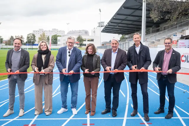 v. l.: Oliver Teubl (Strabag), Christin Teubl (30Grad Architektur), Sportstadtrat Peter Hacker (SPÖ), Petra Handler-Hutter (WIP), Bezirksvorsteher Ernst Nevrivy (SPÖ), Anatol Richter (Sport Wien), Helmut Baudis (ÖLV)  | Foto: David Bohmann