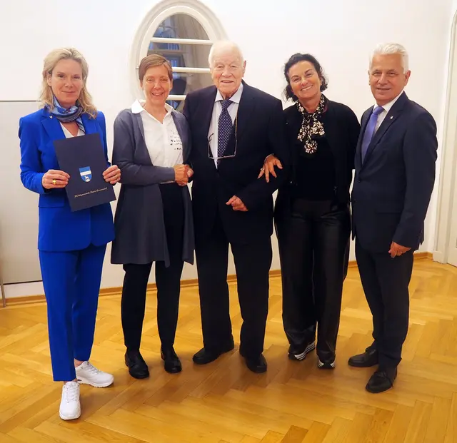 Walter Rogner feierte seinen 95. Geburtstag. Bürgermeister Johann Zeiner und Vizebürgermeisterin Michaela Haidvogel gratulierten ihm herzlich im Beisein seiner Angehörigen Michaela Rogner und Alexandra Ehrlich-Rogner. | Foto: Marktgemeinde Maria Enzersdorf