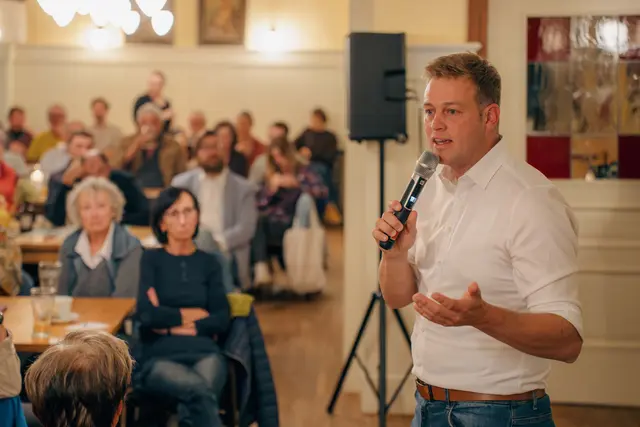 Der Grüne Landessprecher Stefan Kaineder lud zu "Heimatgesprächen" nach Pettenbach ein. | Foto: Grüne OÖ