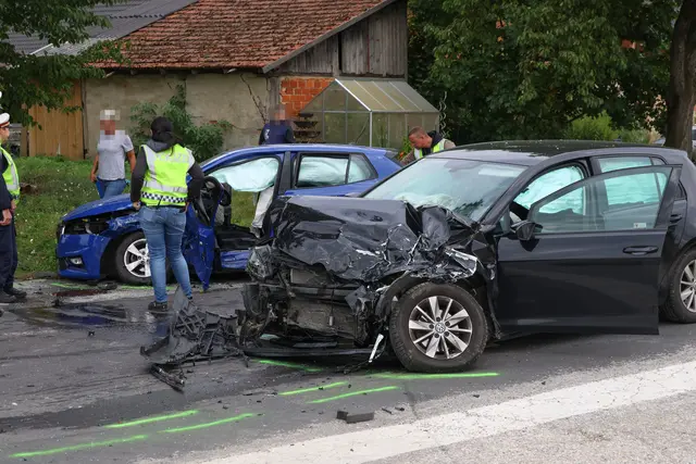 Auf der Großendorfer Straße im Gemeindegebiet von Eberstalzell stoßen am Mittwochnachmittag ein blauer Skoda und ein schwarzer VW in einer Kreuzung zusammen. | Foto: laumat.at