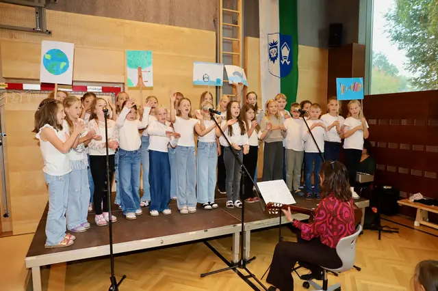 Der Chor der Volksschule Bad Waltersdorf umrahmte die Eröffnung musikalisch. | Foto: Alfred Mayer