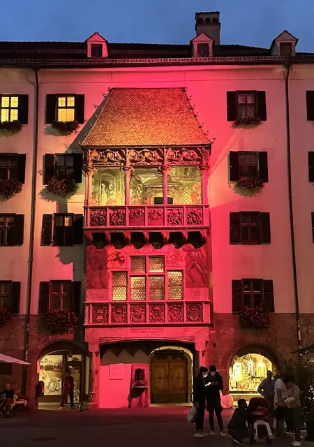 Ein Zeichen der Solidarität: Das goldene Dachl erstrahlt in Pink. | Foto: Krebshilfe Tirol