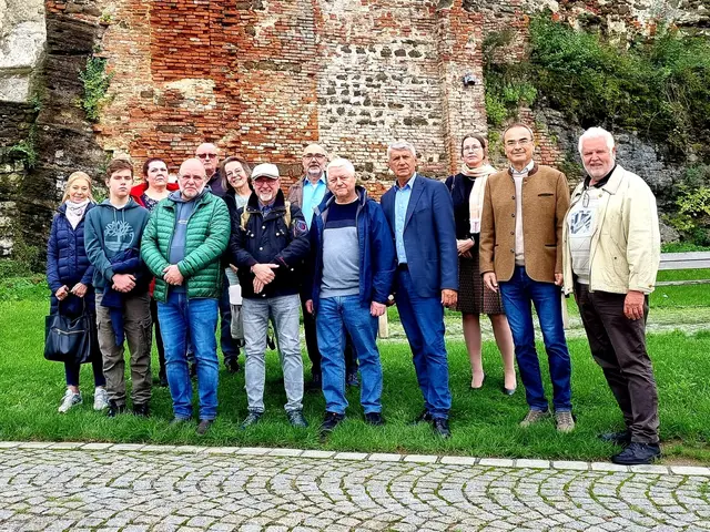 Dietrich Sifkovits (r.) besuchte mit der internationalen Delegation die Burg Güssing. | Foto: Dietrich Sifkovits