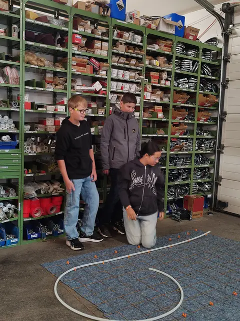 Die Schülerinnen und Schüler erhielten interessante Einblicke in die Kössener Betriebe. | Foto: Ortsmarketing Kössen