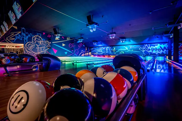Zum "Woop!"-Konzept gehören unter anderem großzügig angelegte Bowling-Bahnen.  | Foto: Jack Coleman
