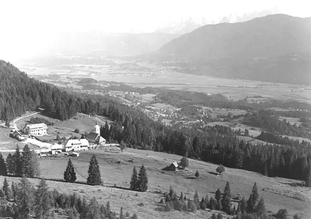Windische Höhe mit Filialkirche St. Anton und Ausblick in das untere Gailtal (ca. Mitte des 20 Jh.) | Foto: Reinhold Kandolf