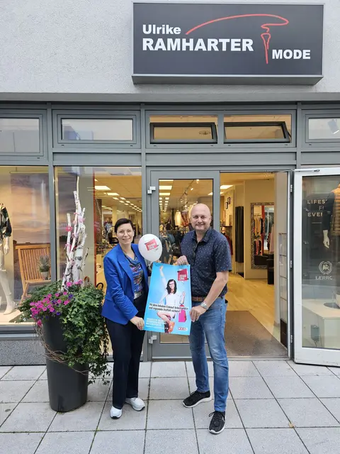 Ulrike Ramharter von PRO Waidhofen und WKNÖ-Bezirksstellenleiter Alexander Vogl bewerben die Aktion Kampagne #ichkauflokal. | Foto: Christa Hartl