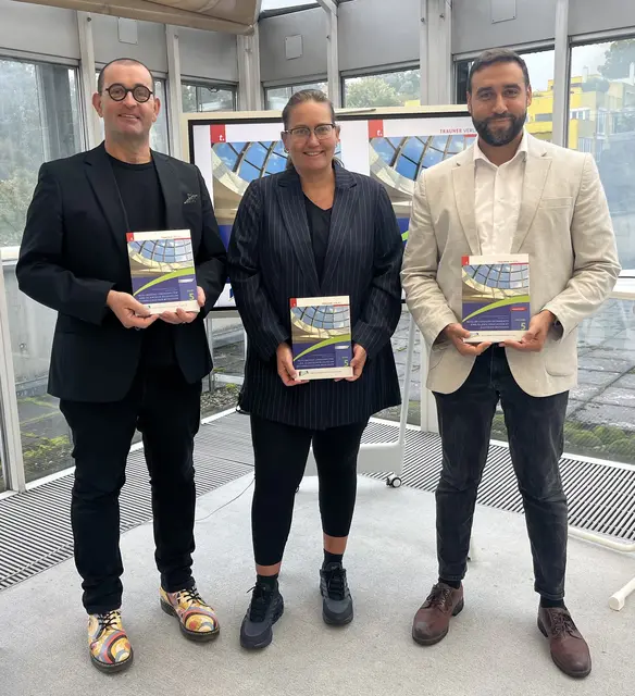 Thomas Schlager-Weidinger, Petra Aigner und Amin Elfeshawi mit ihrem neu erschienenen Buch. | Foto: Rosina Schlager-Weidinger