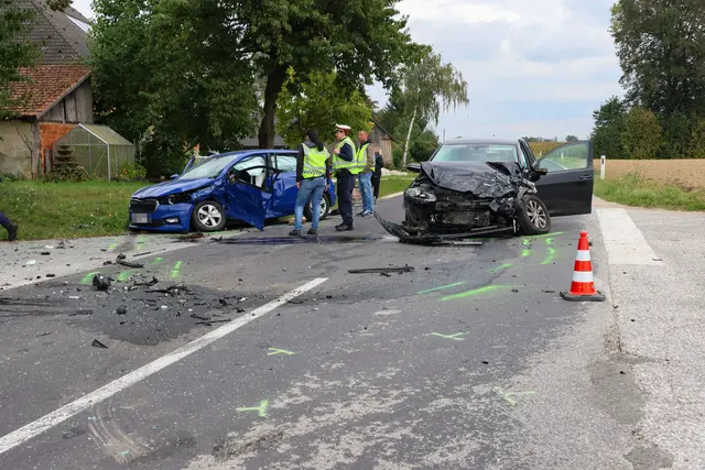 Auf der Großendorfer Straße im Gemeindegebiet von Eberstalzell stoßen am Mittwochnachmittag ein blauer Skoda und ein schwarzer VW in einer Kreuzung zusammen. | Foto: laumat.at