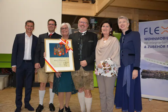 von links: Landesrat Daniel Fellner, Geschäftsführer Alfred Kinz, Cornelia und Willi Bretis (geschäftsführender Gesellschafter), Bürgermeisterin Maria Knauder, Landeshauptmann-Stellvertreterin Gabi Schaunig  | Foto: MeinBezirk.at (10)/Astrid Stippich