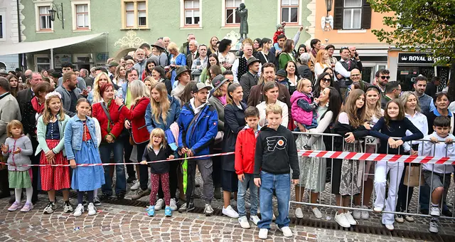 Der "Schüsselbrunn-Bartele"-Brunnen am Hauptplatz der Herzogstadt wurde von den Besuchern belagert. Sie feuerten die Teilnehmer des Festumzuges zum 662. St. Veiter Wiesenmarktes an  | Foto: Josef Bodner