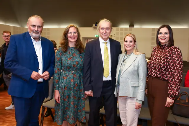 Komturkreuz zum 60. Geburtstag verliehen: Landeshauptmann Hans Peter Doskozil, Landeshauptmann-Stellvertreterin Anja Haider-Wallner, Gerhard Krammer, Landesrätin Daniela Winkler, Landtagspräsidentin Astrid Eisenkopf  | Foto: Landesmedienservice