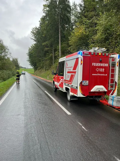 Der Verkehr wurde von der FF Krems wechselweise angehalten. | Foto: FF Krems