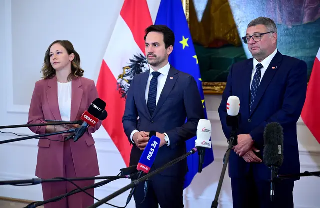 Bundesministerin Claudia Plakolm (ÖVP), Bildungsminister Christoph Wiederkehr (NEOS) und Sts. Jörg Leichtfried (SPÖ) bei einem Doorstep im Rahmen einer Sitzung des Ministerrates am Mittwoch, 1. Oktober 2025, in Wien | Foto: ROLAND SCHLAGER / APA / picturedesk.com