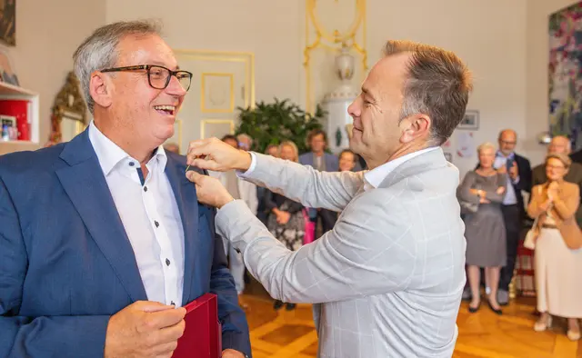 Für seine Verdienste um die Stadt Salzburg hat Salzburgs Stadtoberhaupt Bernhard Auinger den früheren Intendanten des Schauspielhauses Salzburg, Robert Pienz, mit der Wappenmedaille in Gold ausgezeichnet | Foto: Stadt Salzburg/Wildbild