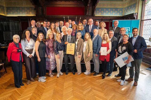 Foto (v.l.n.r.): 130 Jahre Rathaus Korneuburg 1. Reihe: 2. Reihe: 3. Reihe: Maria Faber, Hristina Stojimenov, Kathrin Kaindl, Adelheid Muhm, Elke Paul, Wolfgang Peterl, Dagmar Tmej, Karin Schuster-Zwischenberger, Thomas Pfaffl, Patrizia Katsulis, Peter Madlberger, Martin Grünbeck, Gabriele Fürhauser, Klaus Michal Michael Benedikter, Christian Gepp, Stefanie Deiser, Waltraud Wobornik, Susanne Springer, Ulrike Königsberger-Ludwig, Stephan Pernkopf, Andrea Anneliese Zych, Andreas Strobl Ewald Ebner, Pfarrer Stefan Kollar, Stefan Hanke, Peter Schindler, Eric Mikura, Erwin Pröll, Christopher Kremlicka, Alfred Zimmermann, Martin Peter, Karl Schlögl | Foto: Stadtgemeinde Korneuburg