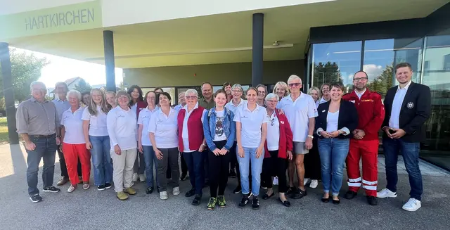 Gemeinsames Gruppenfoto beim Jubiläumsfest des Generationencafés im Bezirksalten- und Pflegeheim Hartkirchen. | Foto: Rotes Kreuz Eferding