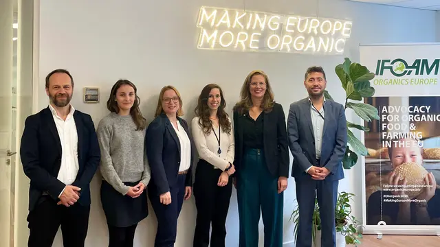 Landeshauptmann-Stellvertreterin Anja Haider-Wallner mit dem Team von IFOAM Organics Europe: Eric Gall, Hanna Winkler, Isabella Auberger, Laura Sauques, Landeshauptmann-Stellvertreterin Anja Haider-Wallner und Eduardo Cuoco
 | Foto: Landesmedienservice