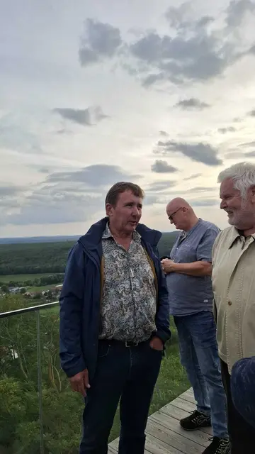 Bürgermeister Franz Wachter und Dietrich Sifkovits auf der Aussichtsplattform "Weinblick" am Eisenberg. | Foto: Dietrich Sifkovits