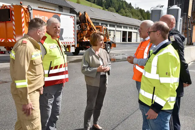 Im Bild v.l.: Peter Schreilechner (Feuerwehr), Günter Grabendorfer (Rotes Kreuz), Bezirkshauptfrau Michaela Rohrmoser, Autobahnmeister Bernd Essl, Richard Gappmaier (Autobahnpolizei) und Bezirkskatastrophenreferent Christoph Wiedl. | Foto:  Land Salzburg/Franz Neumayr