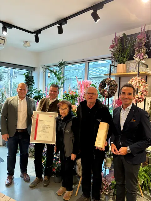 30 Jahre „Blumen-Boutique Pürstner“: Martin Heidinger (l.) und Dietmar Schweiggl (r.) überreichten an Familie Pürstner eine Urkunde. | Foto:  WKO Regionalstelle Südsteiermark