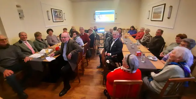 Beim gemütlichen Nachmittag der Trautmannsdorfer Senioren ist auch der Bürgermeister zu Gast. | Foto: Heinrich Hentschel