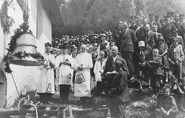 Glockenweihe in Steben im Jahre 1922, neben Pfarrer Pelnar (1.v.l.) Dechant Pietschnig. | Foto: Familie Gertraud Kleewein
