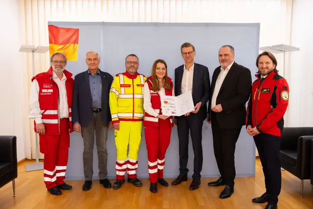 Das Land Burgenland implementiert mit 1. Oktober 2025 gemeinsam mit dem Roten Kreuz Burgenland, dem Samariterbund Burgenland und der ÖAMTC Flugrettung ein einheitliches Qualitätsmanagementsystem: Thomas Wallner, (Landesgeschäftsführer des Roten Kreuzes Burgenland), Stefan Kriwanek (Ärztlicher Leiter der Gesundheit Burgenland), Gerald Fitz (Geschäftsführer Samariterbund-Burgenland), Tanja König (Landesgeschäftsführerin des Roten Kreuzes Burgenland), Robert Maurer (Geschäftsführer der Barmherzigen Brüder Eisenstadt GmbH), Landeshauptmann Hans Peter Doskozil und Marco Trefanitz (Geschäftsführer der ÖAMTC-Flugrettung) bei der Vertragsunterzeichnung. | Foto: Landesmedienservice