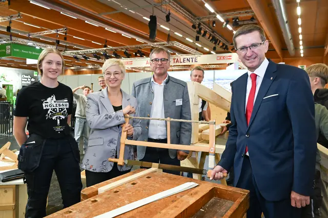 Legen auf der Jugend und Beruf selbst mit Hand an: WKOÖ-Präsidentin Doris Hummer (2. v. l.) und Wirtschaftslandesrat Markus Achleitner (r.). | Foto: WKOÖ