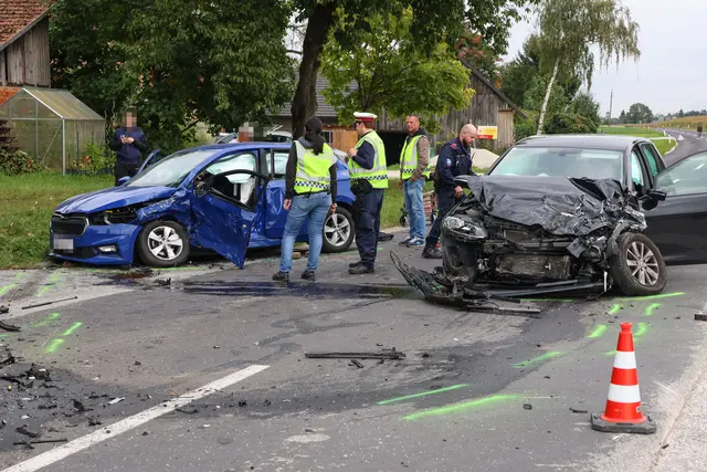 Auf der Großendorfer Straße im Gemeindegebiet von Eberstalzell stoßen am Mittwochnachmittag ein blauer Skoda und ein schwarzer VW in einer Kreuzung zusammen. | Foto: laumat.at